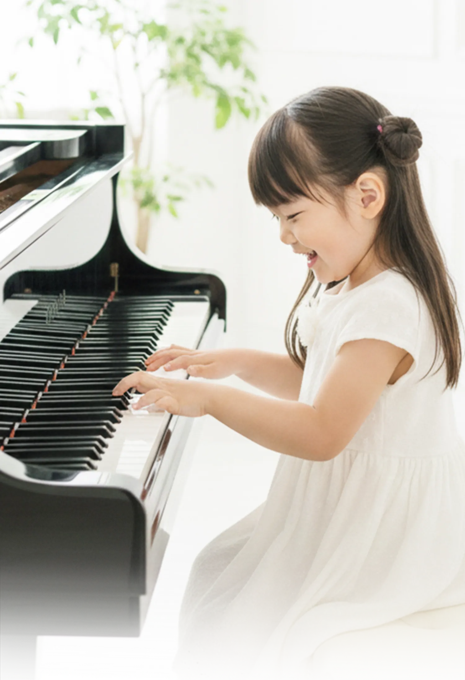 ピアノを楽しそうに弾く女の子