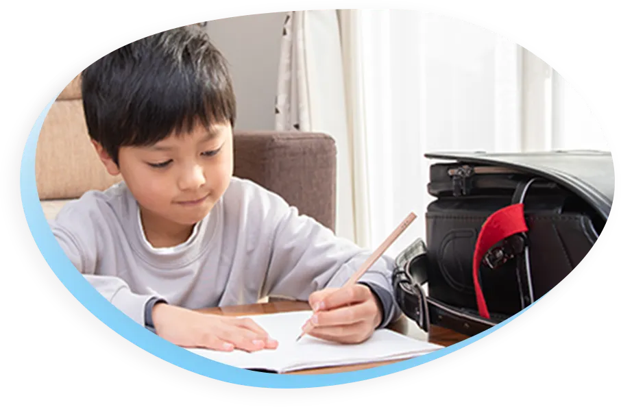 宿題をする子ども